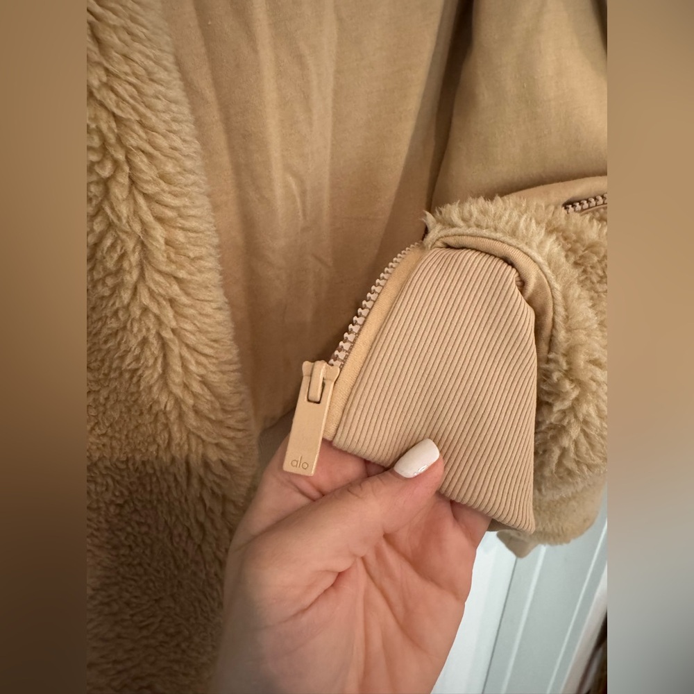 NWOT ALO FOXY SHERPA JACKET CAMEL SIZE SMALL SOLD OUT! - Picture 7 of 12